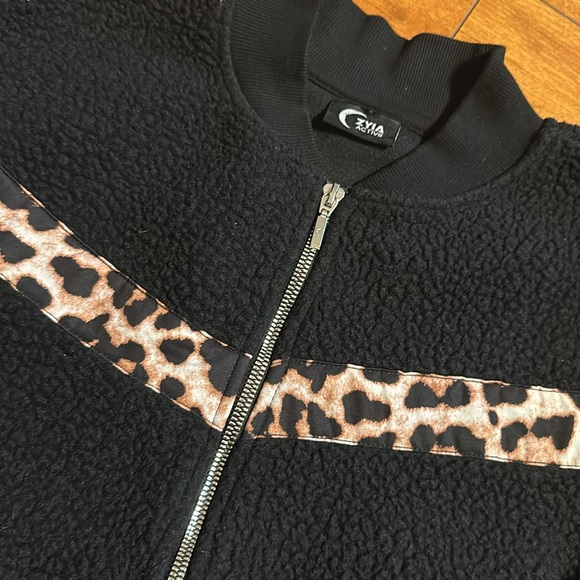 Zyia active leopard Sherpa jacket - Picture 2 of 6